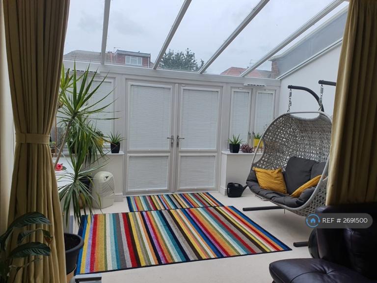 4 bedroom house in Hounslow, Hounslow, TW5 (4 bed) (#2691500)