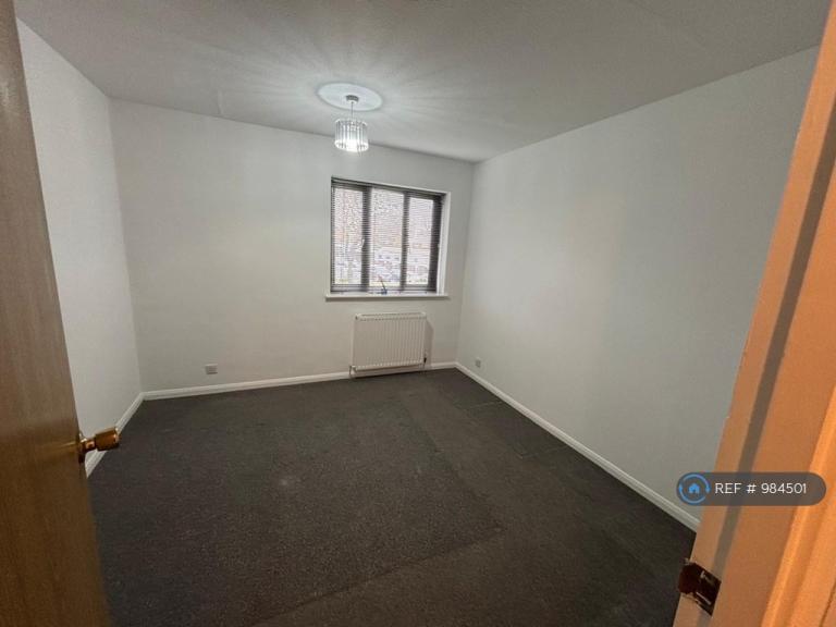 2 bedroom flat in Charleston Close, Feltham, TW13 (2 bed) (#984501)