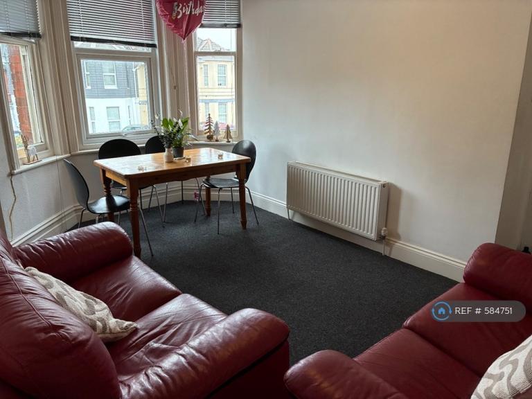 4 bedroom flat in Holdenhurst Road, Bournemouth, BH8 (4 bed) (#584751)