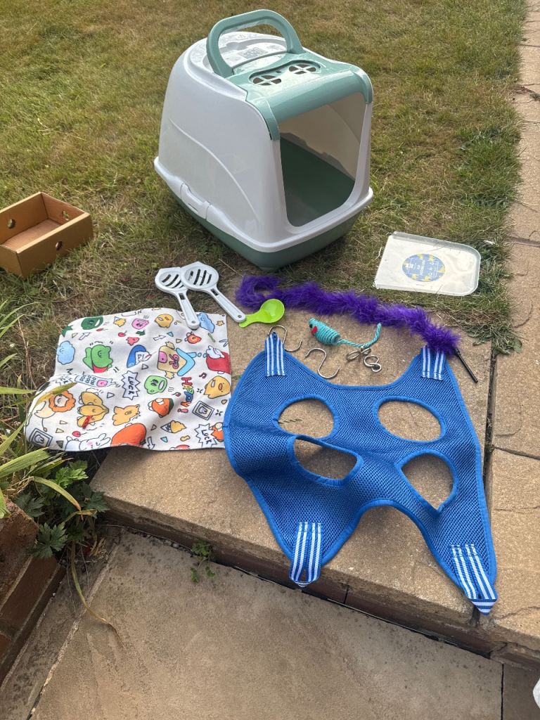 Cat litter plus accessories 