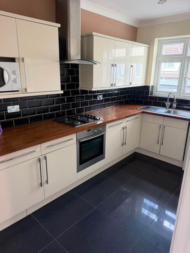 2 Bedroom First Floor Unfurnished Flat on Hornchurch Road (RM11 1QJ) £1750.00 Per Month