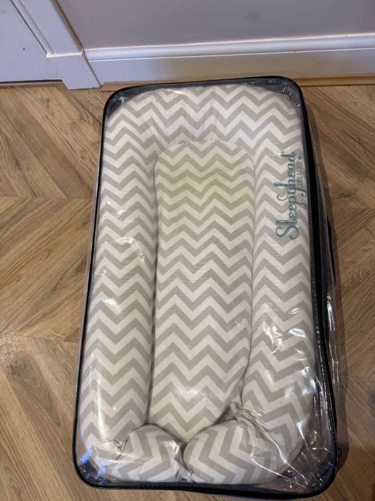 Sleepyhead Deluxe in white with grey chevrons