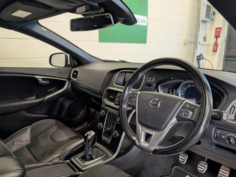 2019 Volvo V40 2.0 T2 GPF R-Design Nav Plus Euro 6 (s/s) 5dr HATCHBACK Petrol Manual