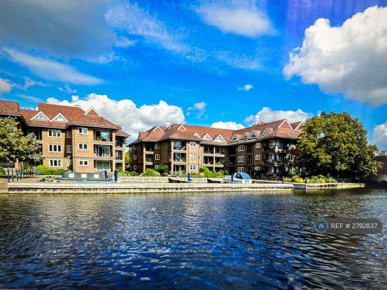3 bedroom flat in Mariners Way, Cambridge, CB4 (3 bed) (#2792837)