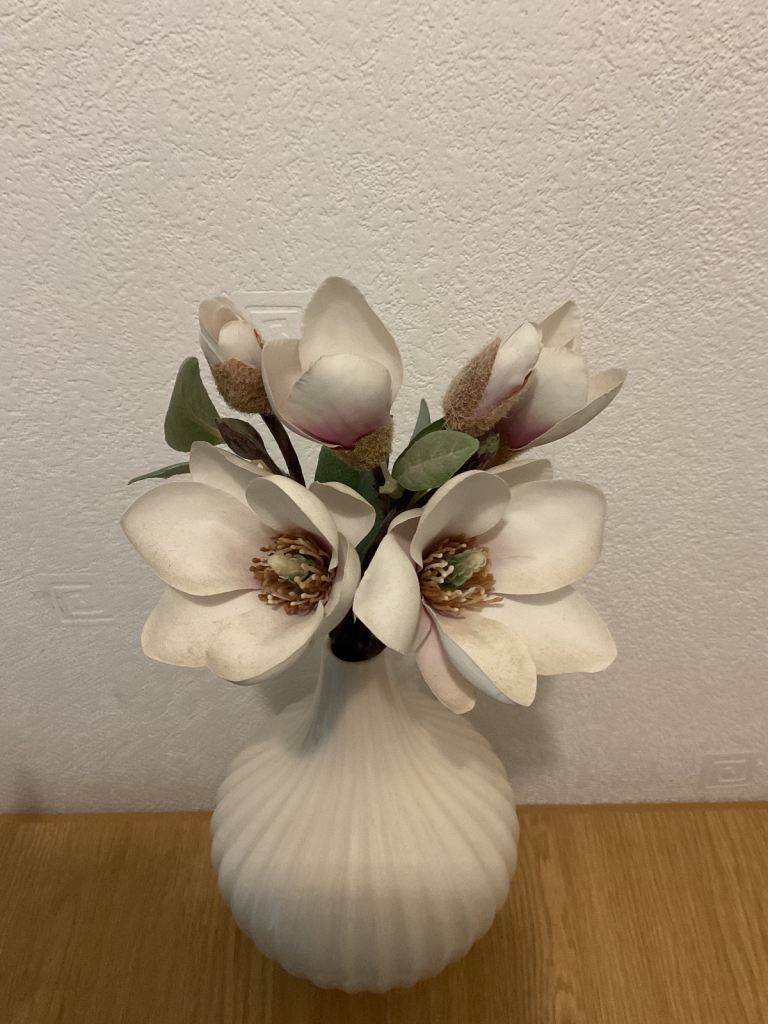 Beautiful shape vase, and removable flowers from Nottcuts ,no damage