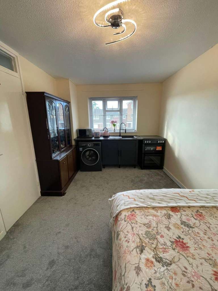 Studio in Shared House – UB6 0SU – £1,000 per Month Including All Bills – Female Only