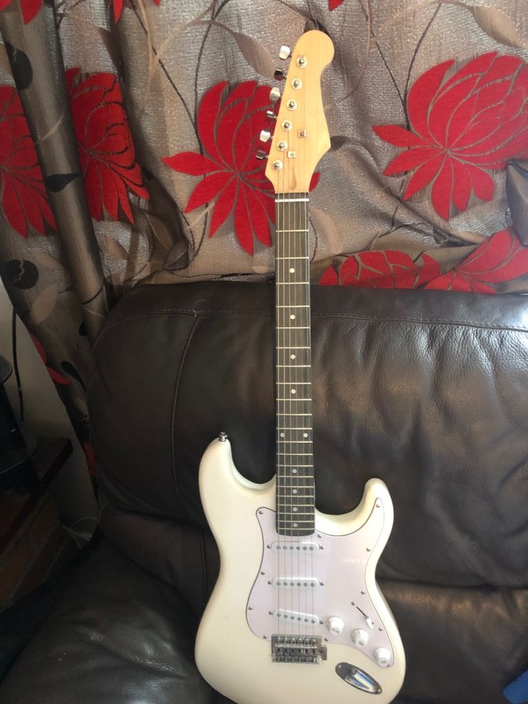 White Electric Guitar – Good Condition