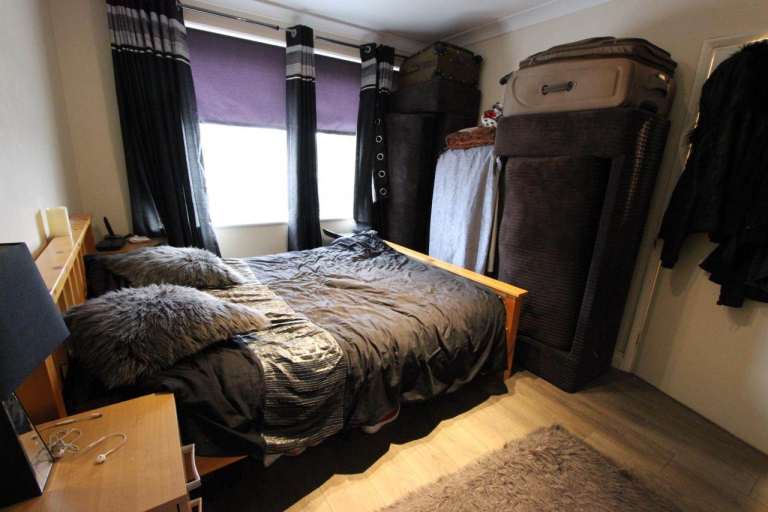 SHORT Walk to High Street. 2 BEDROOM Second Floor N12. AVAILABLE TODAY