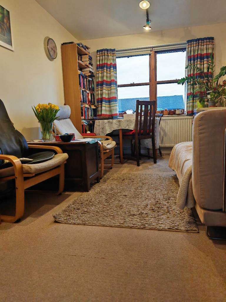 Single room for rent - spacious build in wardrobe 