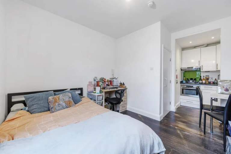 Converted Studio Flat Separated Kitchen Includes Water Bills Extra 1 Person Very Near Tube Bus Shops