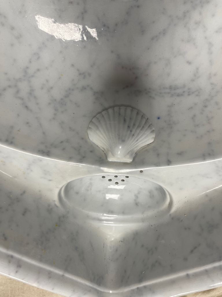 ANTIQUE MARBLED CORNER WASH BASIN