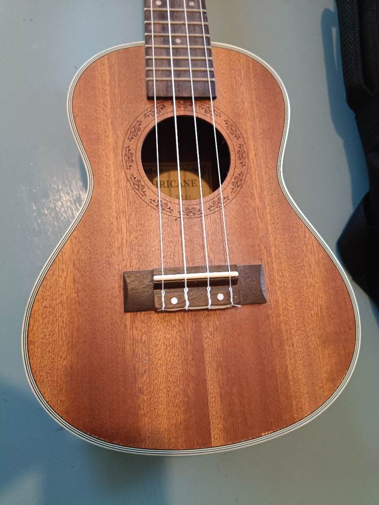 Hricane -23 ukelele with case