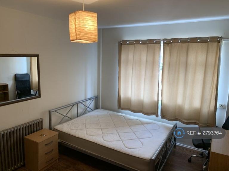 1 bedroom in West Kensington Court, London, W14 (#2793764)