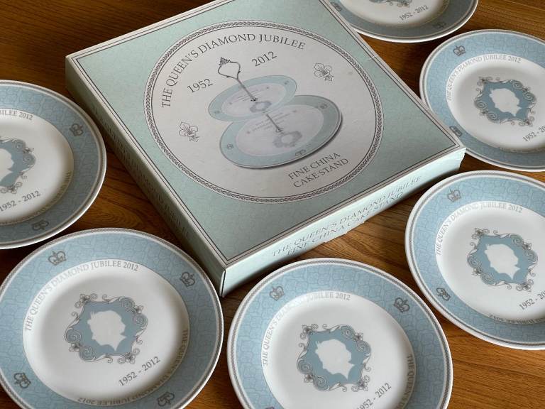 Queen Elizabeth II Diamond Jubilee Cake Stand and 6 matching Tea Plates, Fine China, New