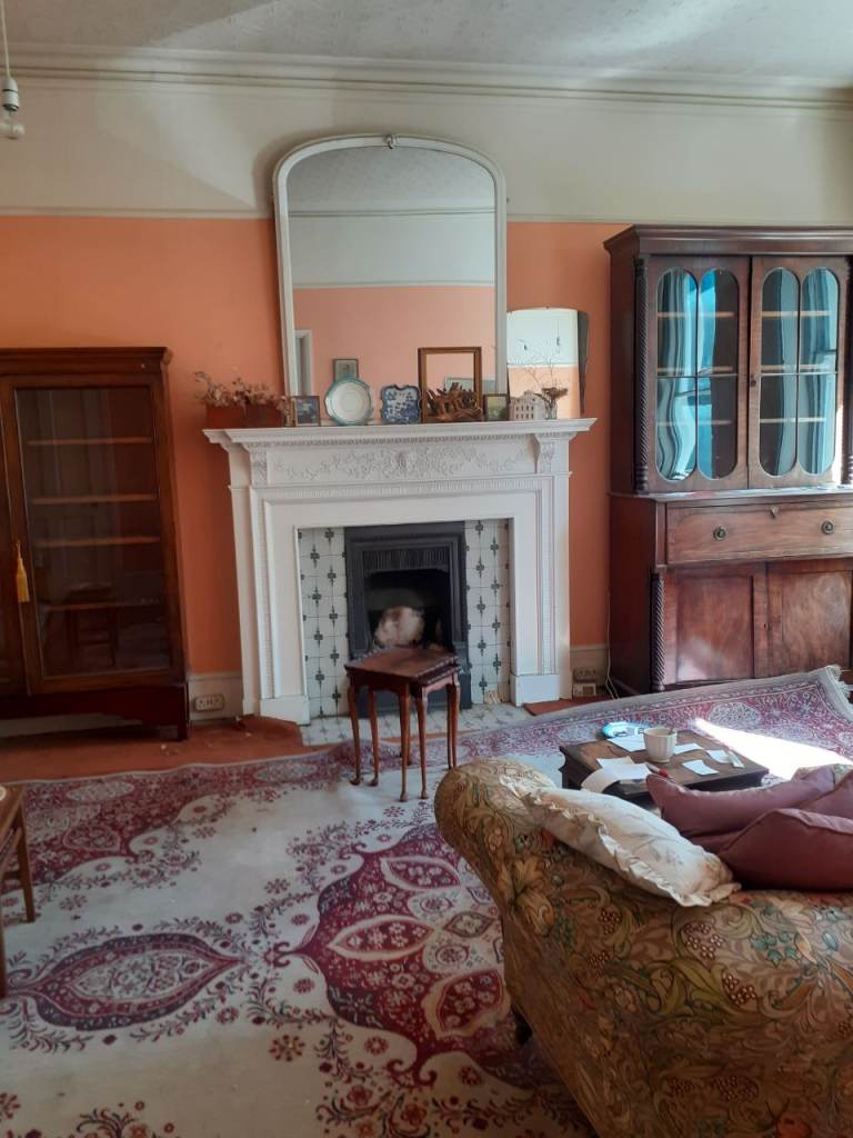 🚨FREE BEAUTIFUL EXPENSIVE ANTIQUE FURNITURE IN KENSINGTON PICKUP ONLY 🏃‍♀️ 🏃‍♂️ 🏃‍♀️ 🚨