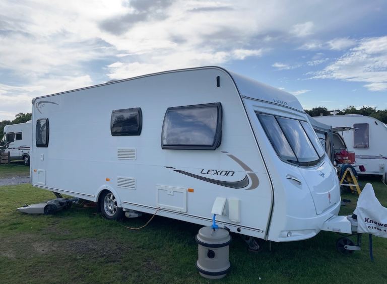 Caravan Lunar Lexon 540 4 berth single axel 