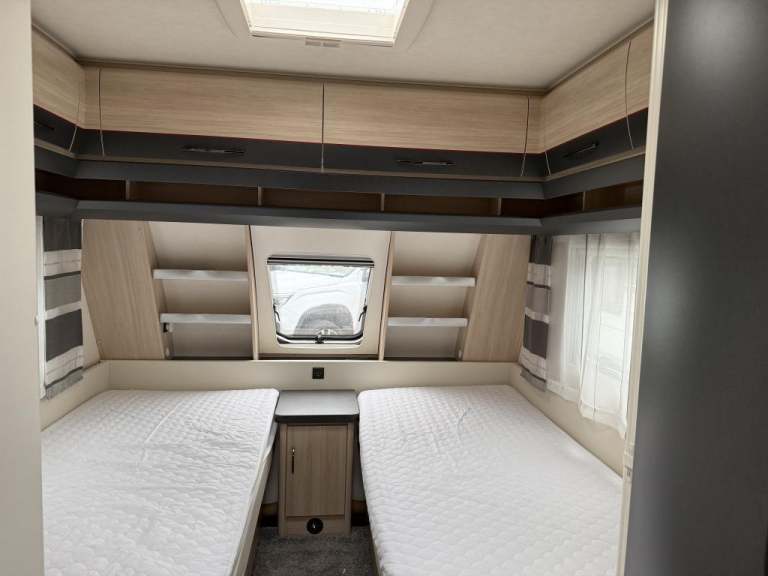 2018 HOBBY De Luxe Edition 495 UL fixed single beds