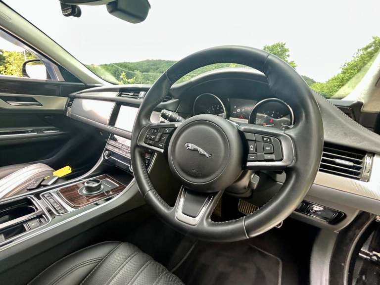 JAGUAR XF 2.0 T 250*PORTFOLIO ESTATE*Xenons-Meridian-FSH-ULEZ-Cam-Pronav*Superb