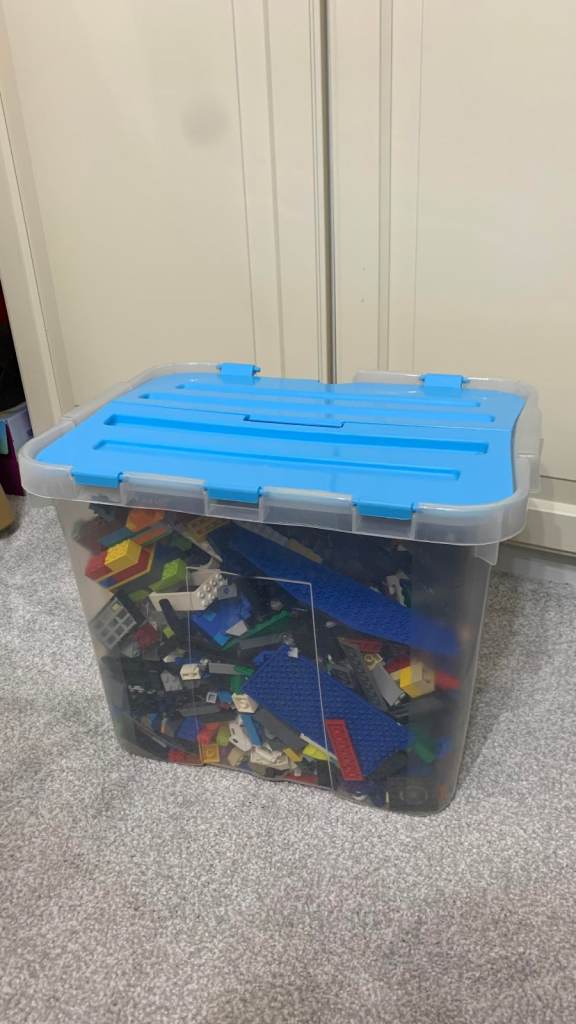 Lego bundle box (4kg) including box, random variaty plus plastic bags