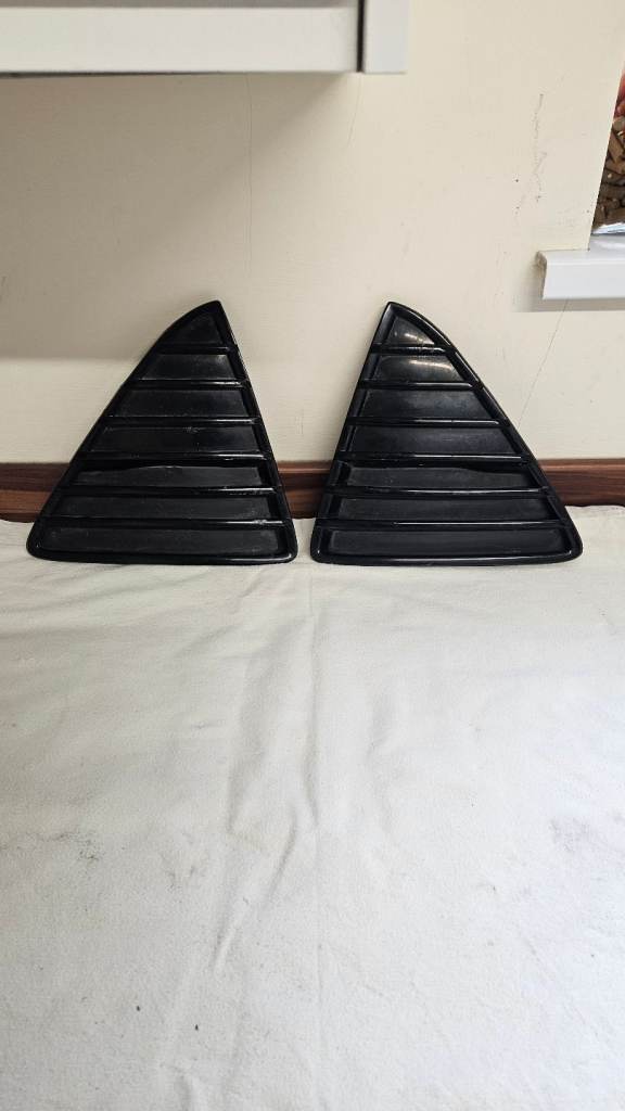 FORD FOCUS MK3 FRONT GRILLS AND LOWER SIDE GRILLS IN BLACK 
