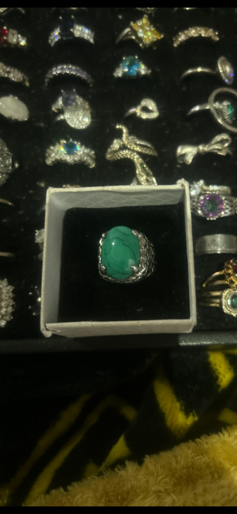 Unusual green stoned ring in perfect condition 