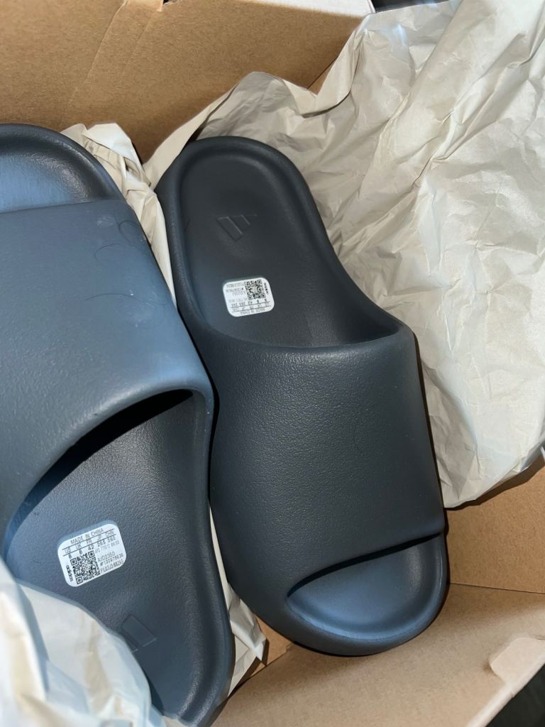 Yeezy Slides (UK SIZE 8)