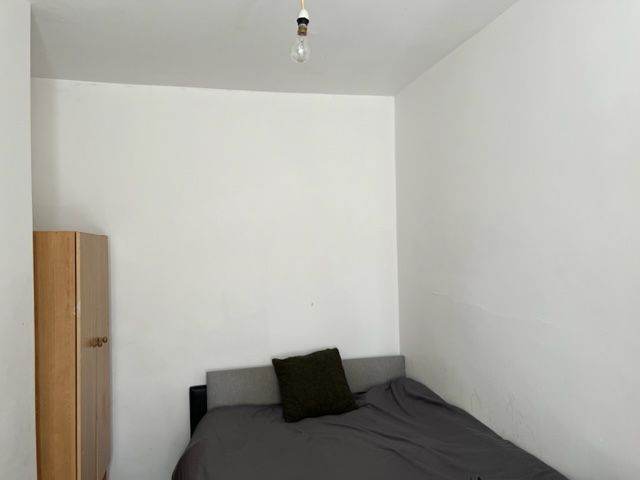 Newly decorated cosy double room, close to center and University, good for couples. From £125p/w