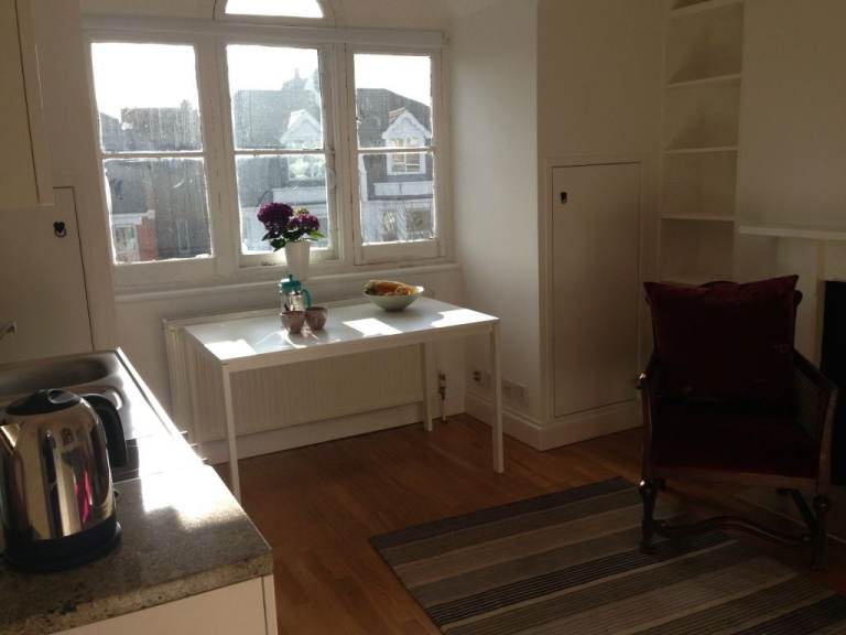 Lovely studio flat Queen's Park/Kilburn, bills included