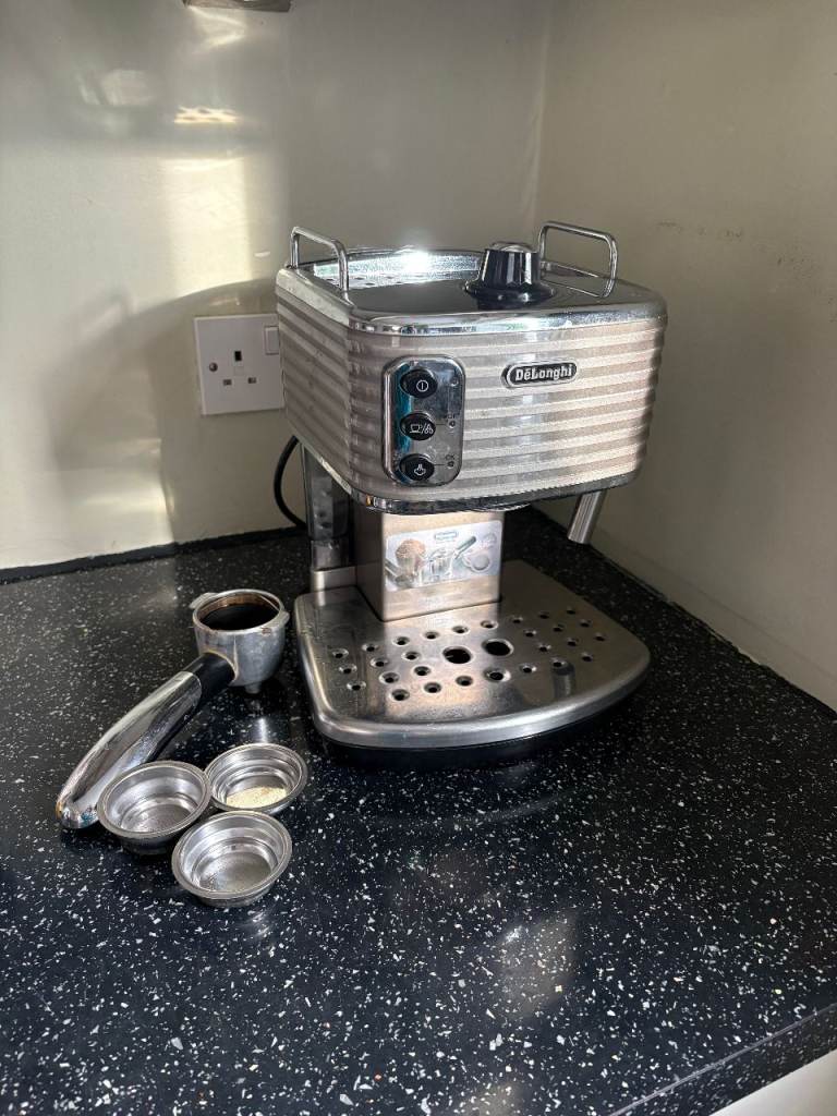 De'Longhi Scultura Pump Espresso Machine (ECZ351W)
