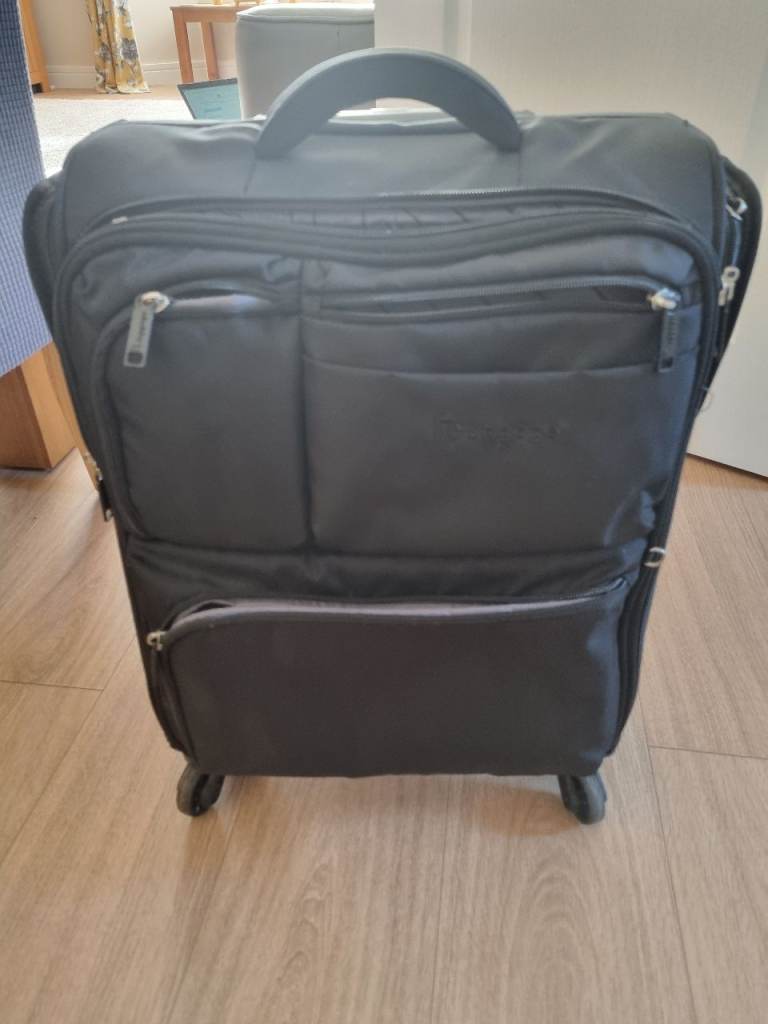 SMALL CABIN SIZE IT APPROVED BLACK SUITCASE