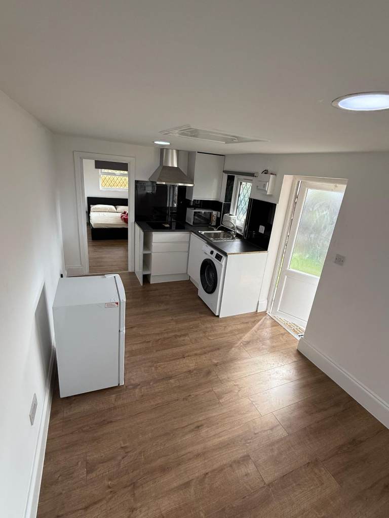 BRAND NEW SPACIOUS 1 BEDROOM FLAT TO RENT- £1700 PER MONTH BILLS INCLUDED in HAYES UB4 (WEST LONDON)