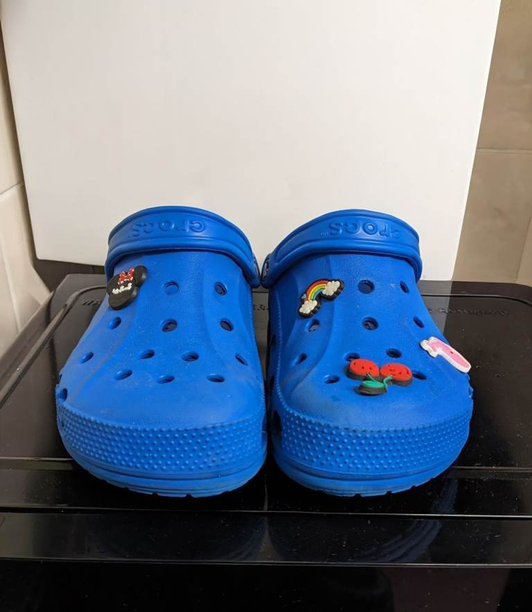 Adult Unisex Blue Crocs (Male size 6 / Women's size 8).