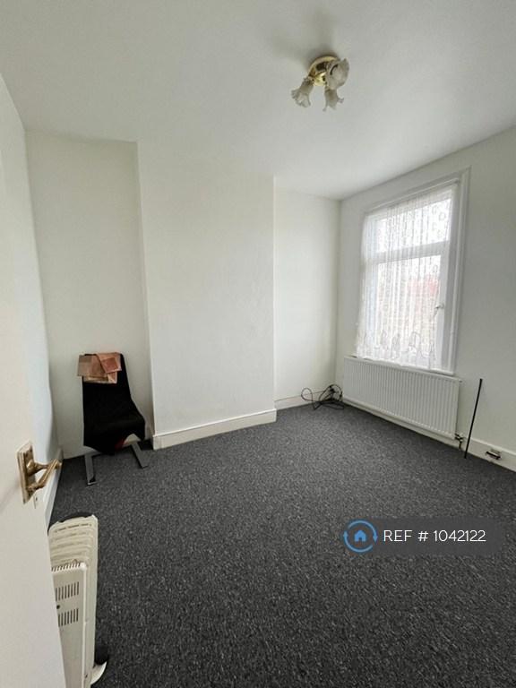 3 bedroom house in Chesley Gardens, London, E6 (3 bed) (#1042122)
