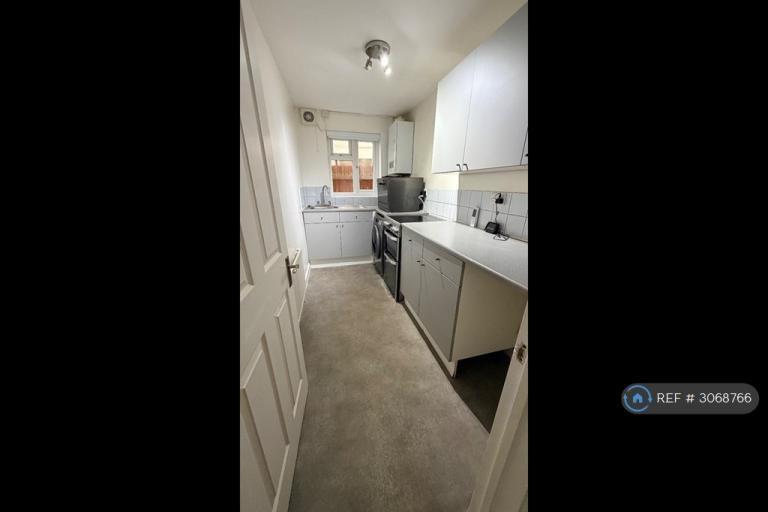 1 bedroom flat in Lenbee House, Chatham, ME5 (1 bed) (#3068766)