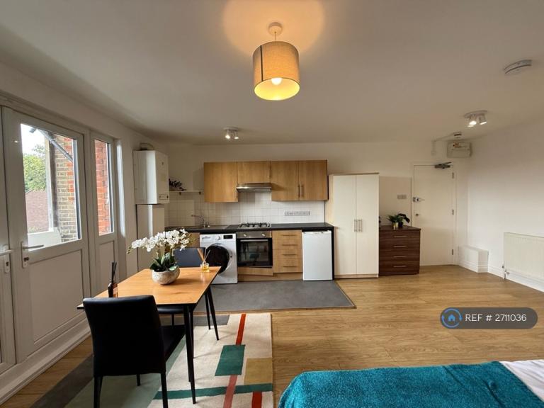 Studio flat in Mount View Road, London, N4 (#2711036)