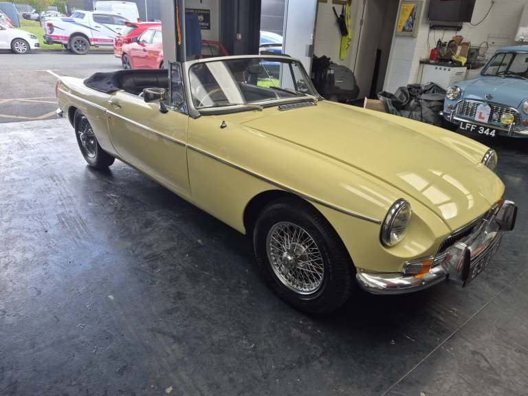 1971 MG MGB Roadster 2 + 2 Conversion Petrol