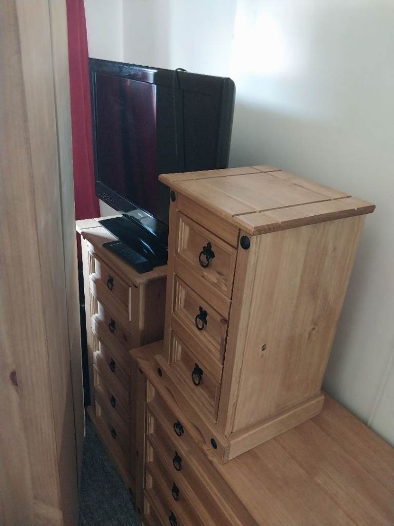 Display cabinet set 