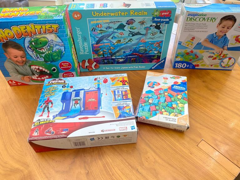 Puzzles, games and toys - 5 items