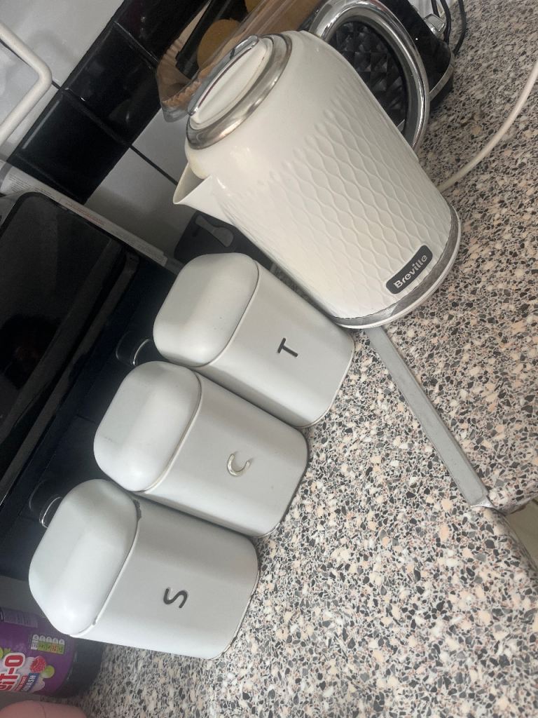 Breville White Kettle and Matching Canisters – Good Condition