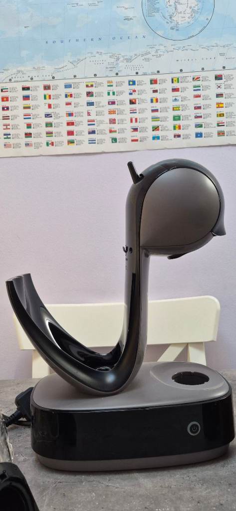 Dolce Gusto De'Longhi Infinissima Coffee Machine + reusable cups & extras