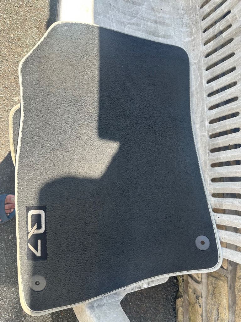 Original Audi Q7 footwell mats