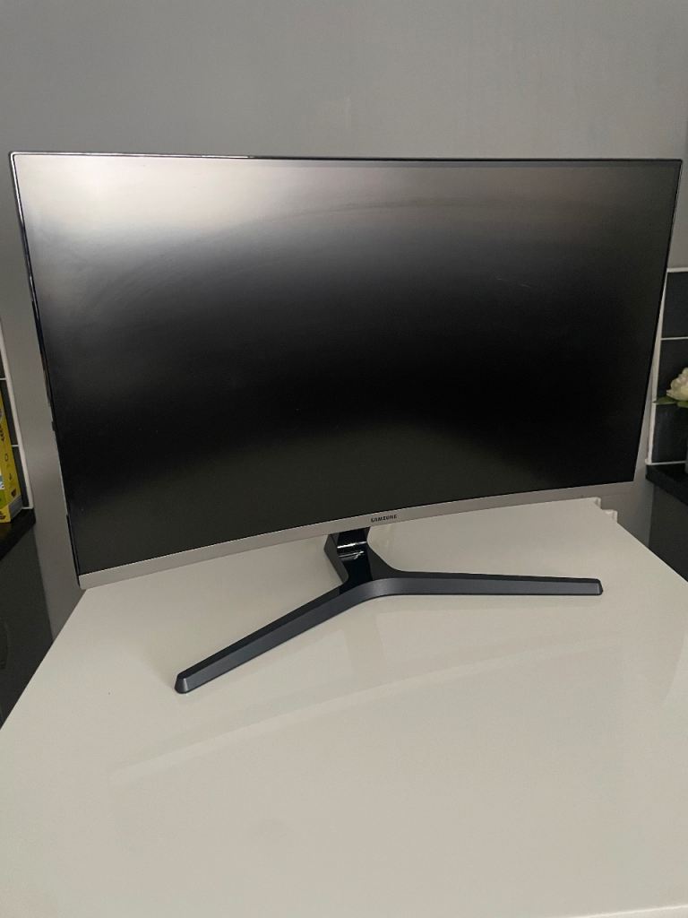 Samsung Gaming Monitor 27” curved 