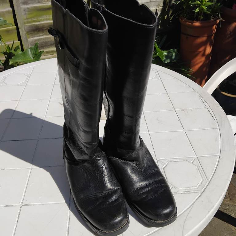Women's black boots size 38
