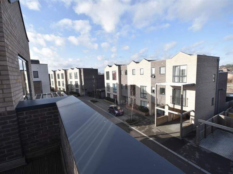 Spacious Sunny 4-Bedroom Family Home on Riverbank with Garden , Private Parking