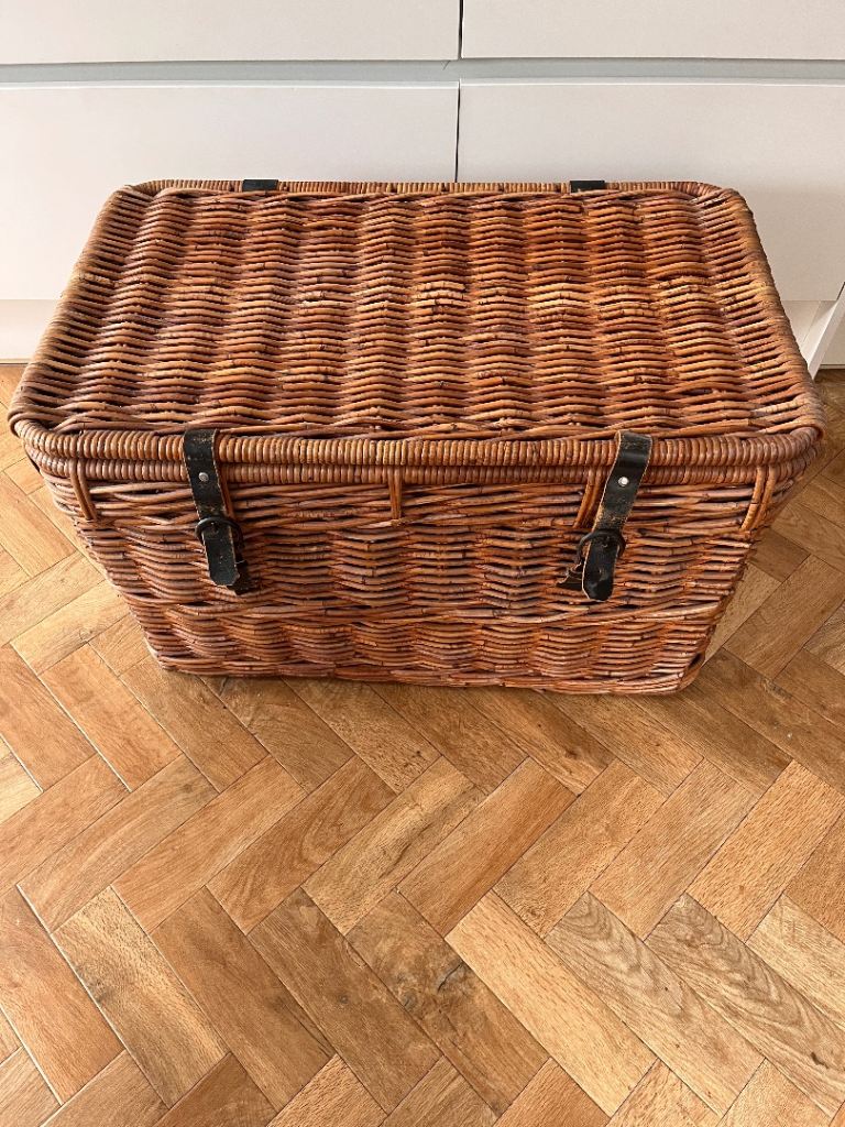 Large wicker storage trunk 