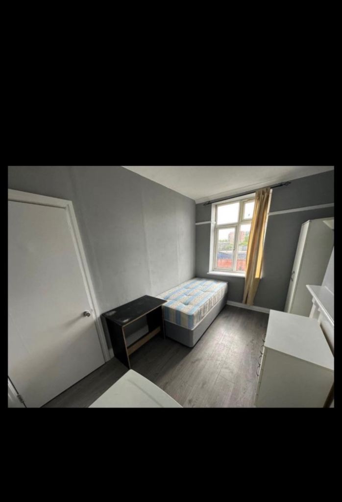 Spacious Single Room Available 