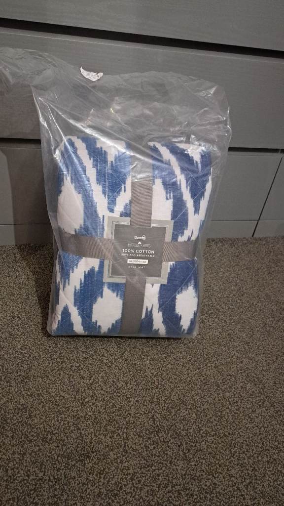 image for Blue and white bedspread 