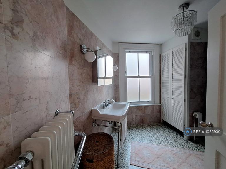 2 bedroom flat in Squires Lane, London, N3 (2 bed) (#1035939)