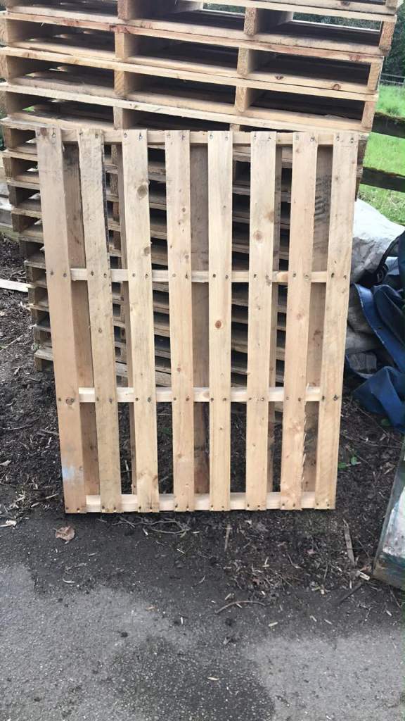 Wooden Pallets – Good Condition, Stack of Various Sizes
