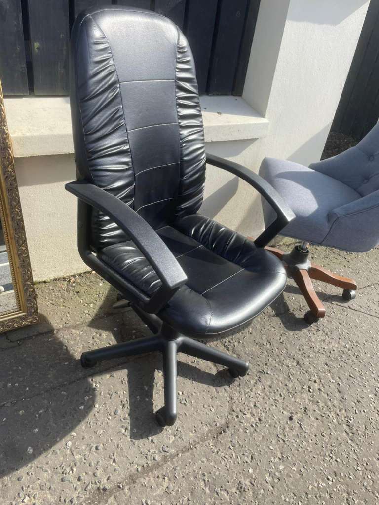 Black leather swivel chair £29 good condition 